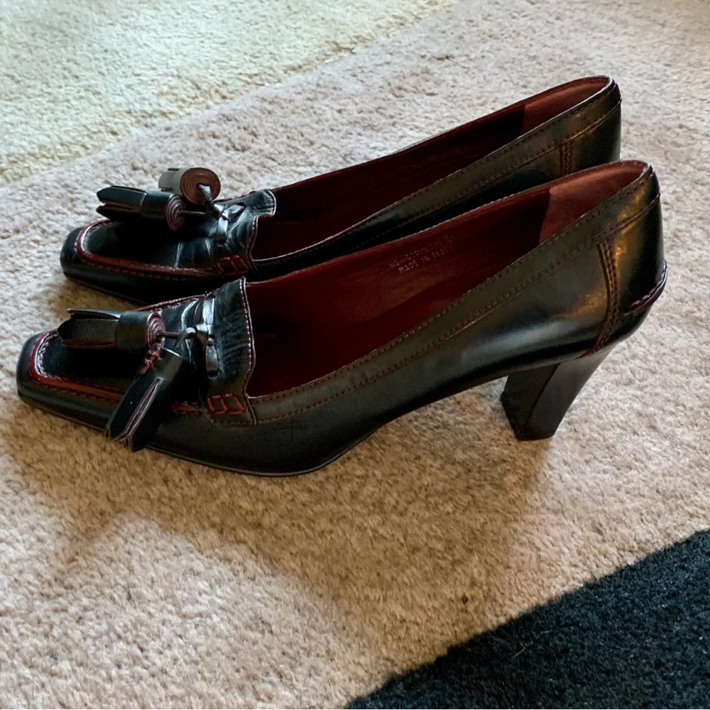 LN COACH BLACK LEATHER STACKED HEEL TASSEL LOAFERS. RED OR BURGUNDY STITCHING. - Picture 1 of 5